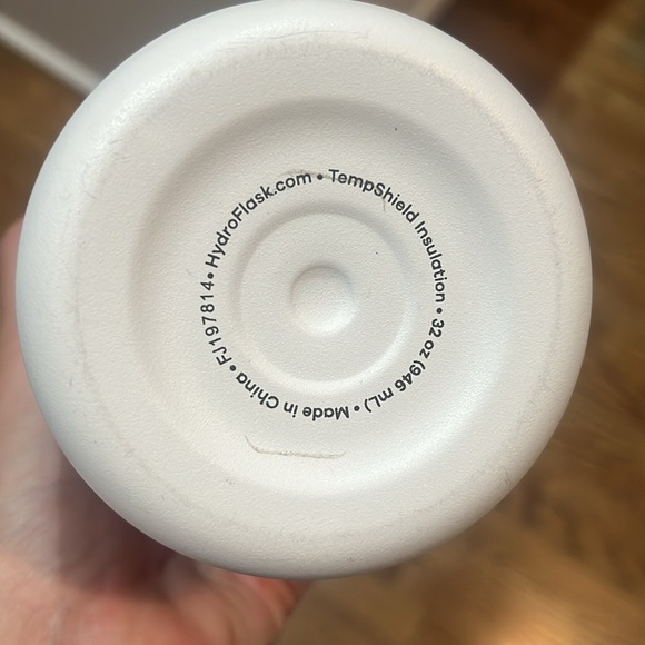 32 ounce Hydroflask - Picture 2 of 4